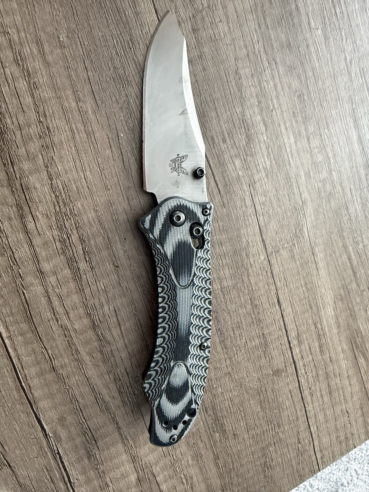 Benchmade – Rift 950 Satin Plain Blade Black Charcoal G10 Handles