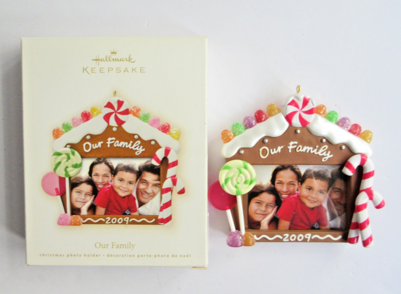 Hallmark 2009 Keepsake Ornament “Our Family” Photo Holder Gingerbread House NEW