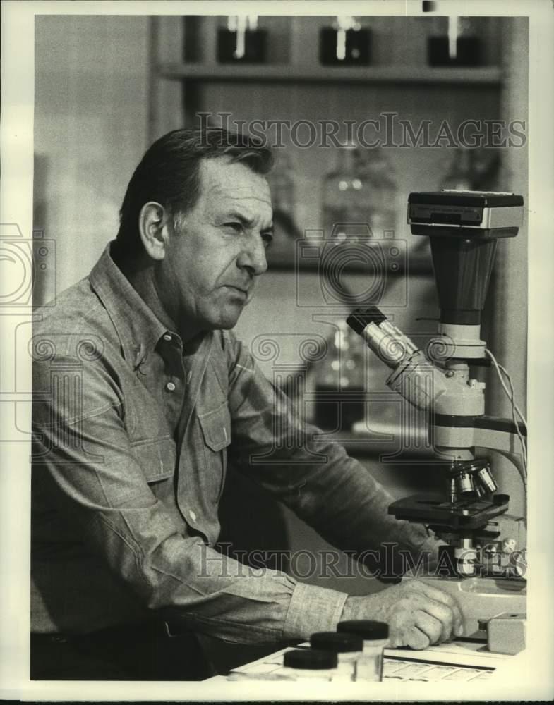 1977 Press Photo Actor Jack Klugman in “Quincy” – nop43447
