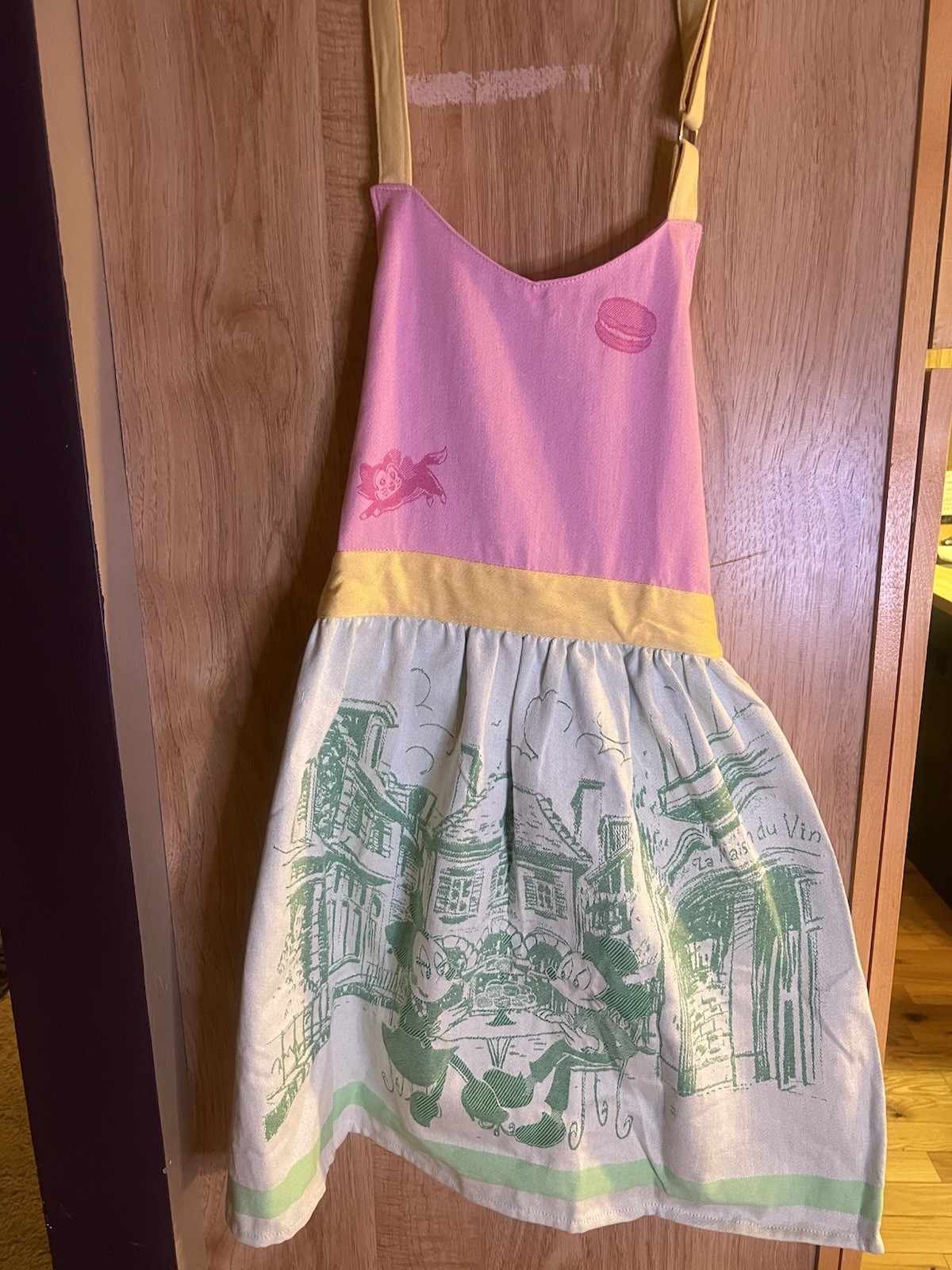 Disney Parks Epcot Minnie Mouse Macaron Paris City Kitchen Apron New