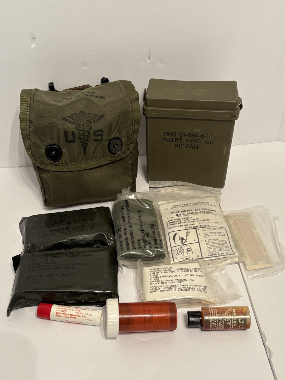 US Military First Aid Kit, Individual 6545-01-094-8412 w/ Clips With Components