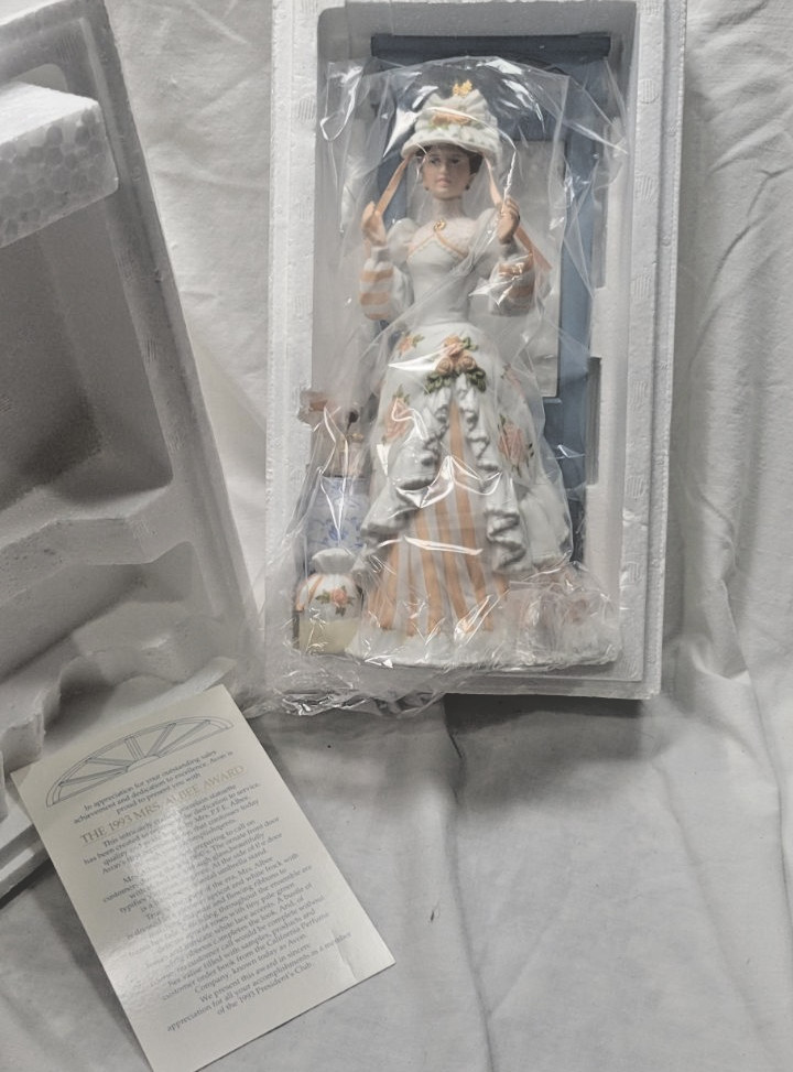 1993 Avon Presidents Club Award Mrs Albee Figurine Full Size