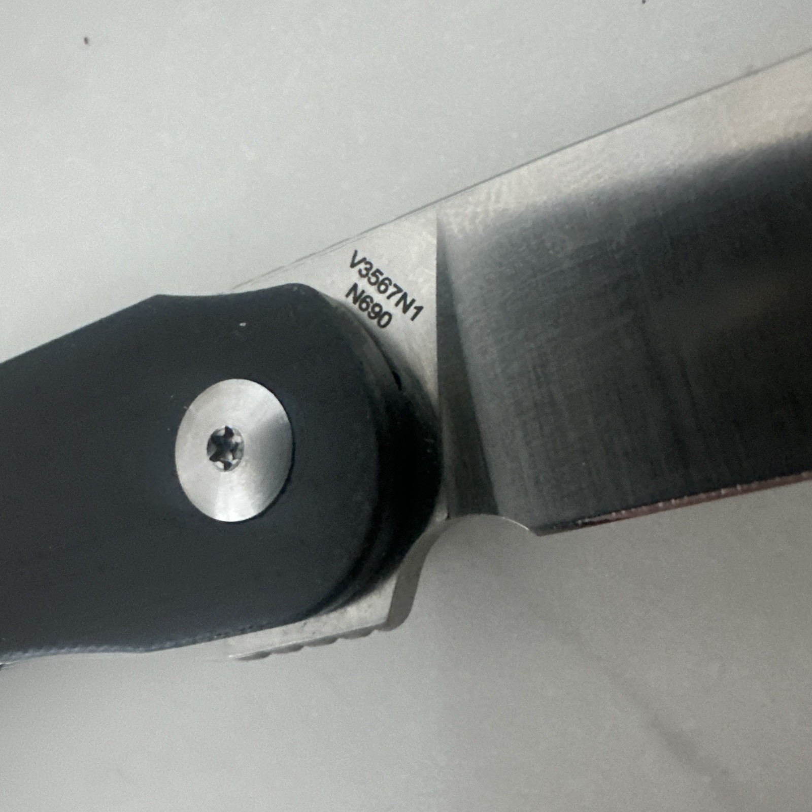 Kizer Latt Vind Mini Folding Flipper Pocket Knife G10 N690 Black White V3567N1