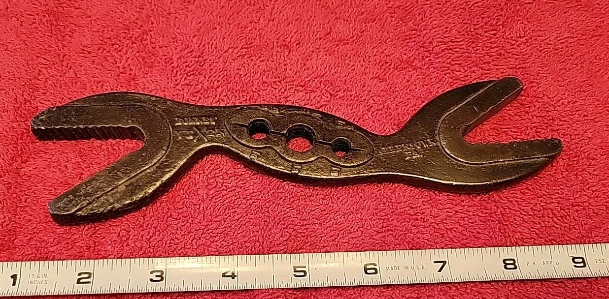 VINTAGE ANTIQUE BONNEY VIXEN DOUBLE ENDED ALLIGATOR WRENCH WITH THREAD DIES USA