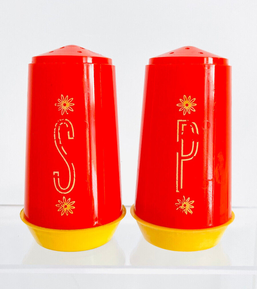 VTG 1970s Retro MOD Daisy Flower Power Plastic Red Orange Salt & Pepper Shakers