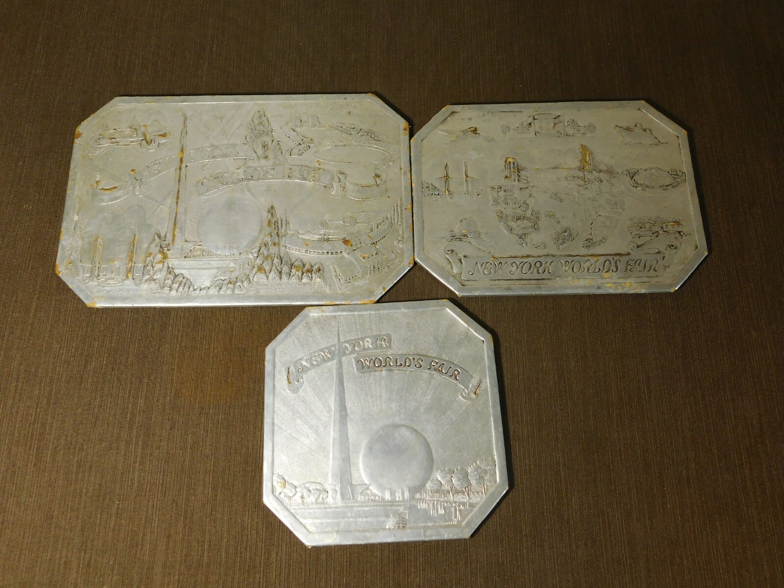 VINTAGE SOUVENIR 1939 NEW YORK WORLD’S FAIR 3 CARDBOARD TABLE PAD PLAQUES