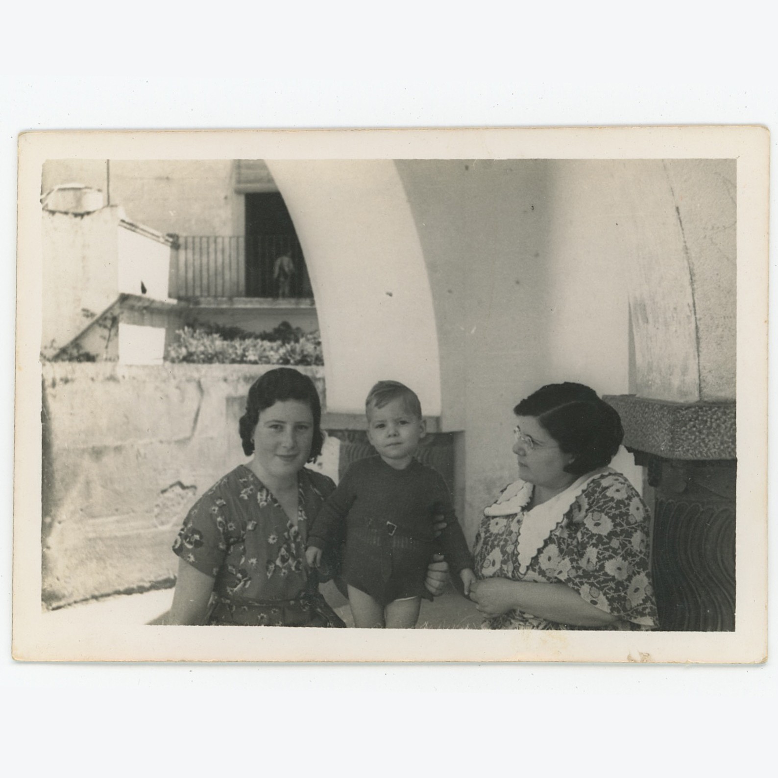 Vintage B&W Family Photo Two Women Child Spanish Handwrite Inscription Courtyard