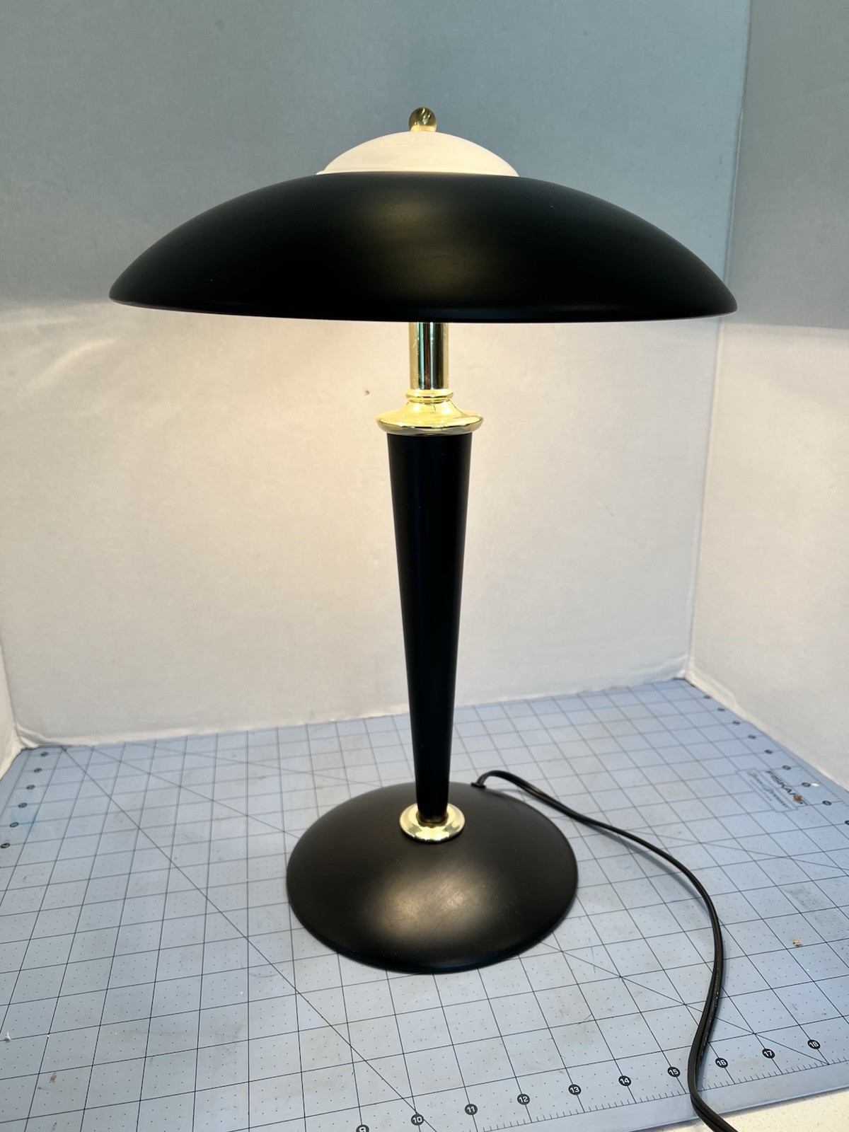 Vintage Mid Century Modern UFO Flying Saucer Touch Table Lamp Tapered Base EUC