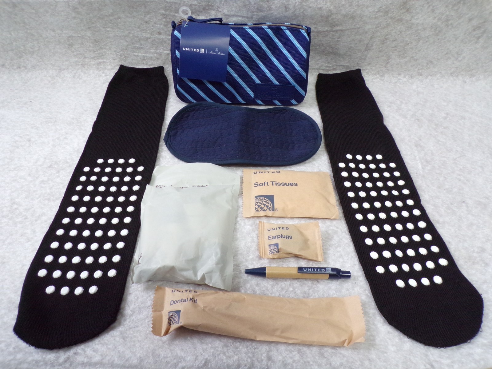 NEW UNITED AIRLINES BROOKS BROTHERS SEALED 12 PIECE AMENITY KIT IN ZIPPERED BAG