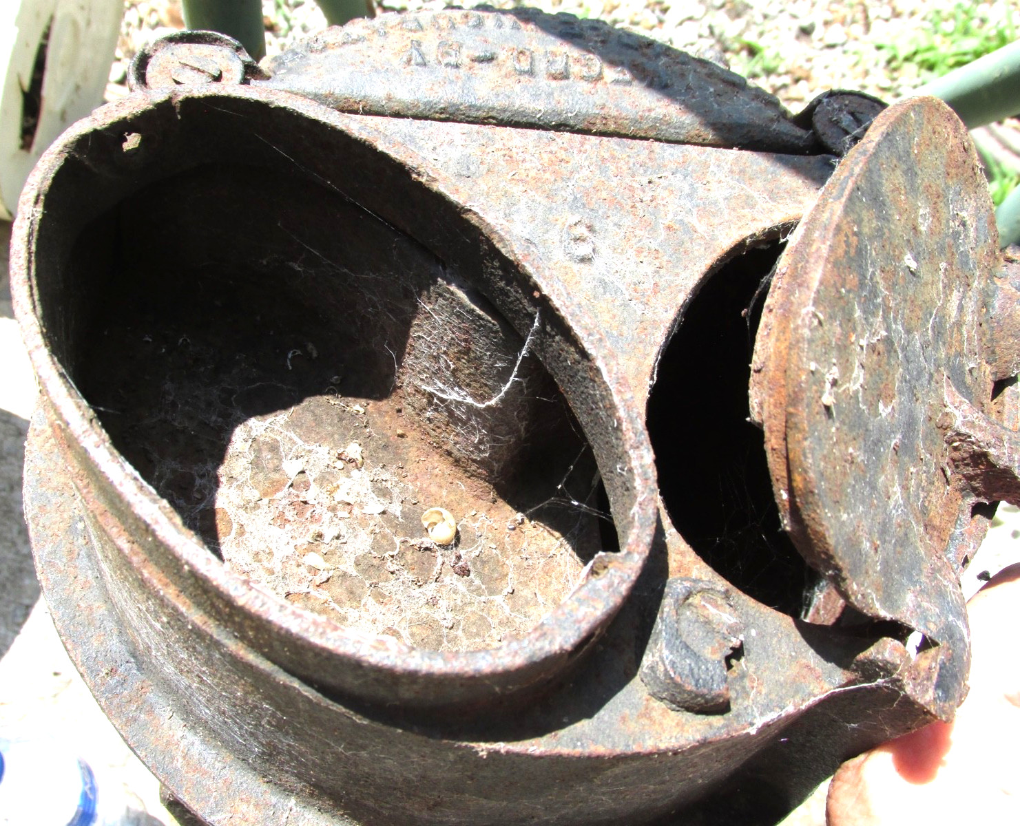 ANTIQUE CAST IRON CHICKEN BROODER COAL STOVE Reliable Incubator & Brooder Co. !!