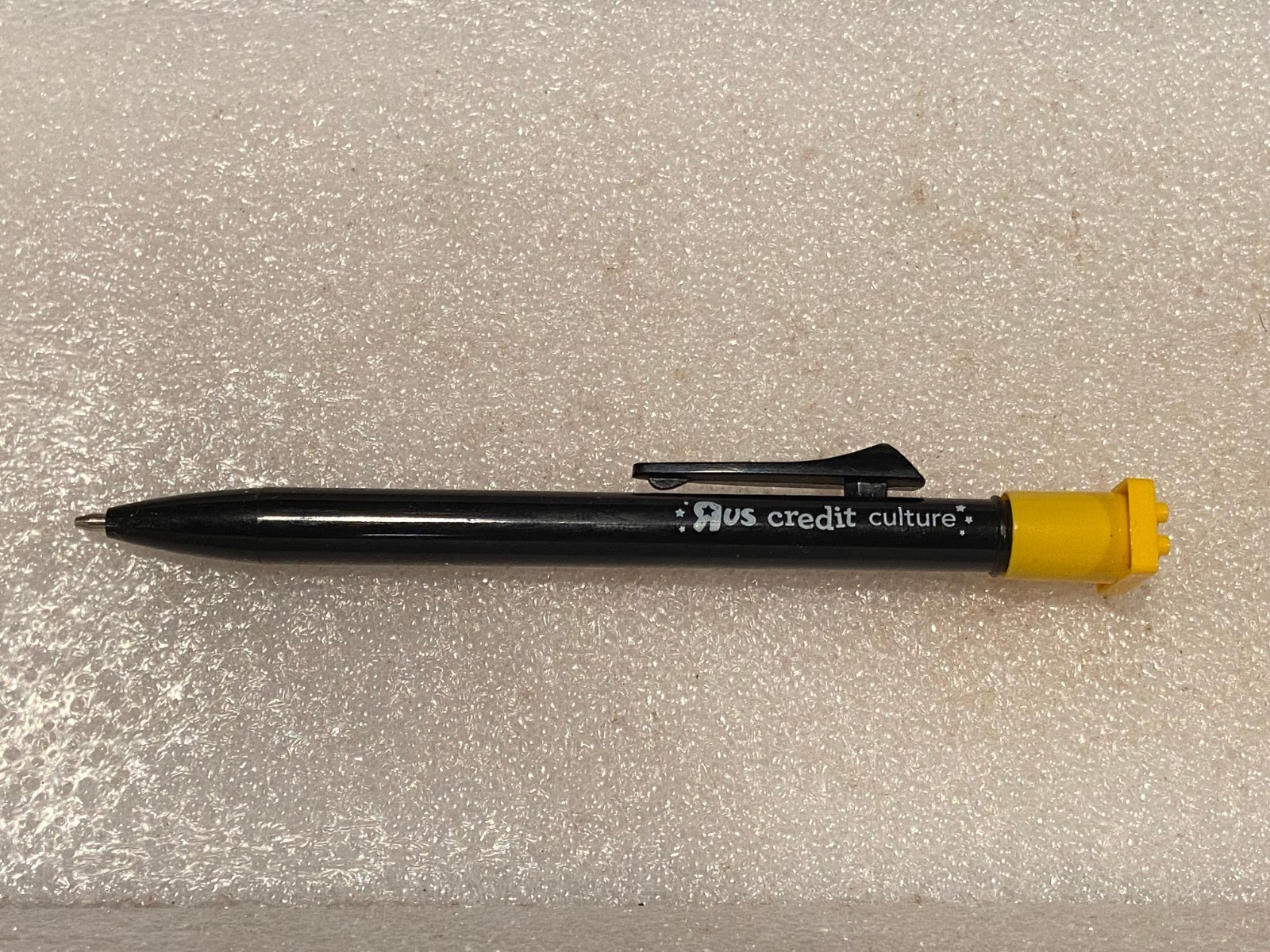 5″ Toys R Us Black w/Yellow Brick Promotional Credit Card Pencil *Pre-Owned* DTB