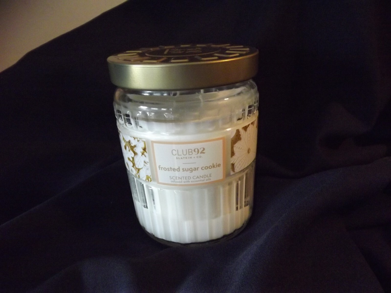 NEW Slatkin & Co Club 92 Frosted Sugar Cookie Scented Candle 2 Wick 18 oz NWT