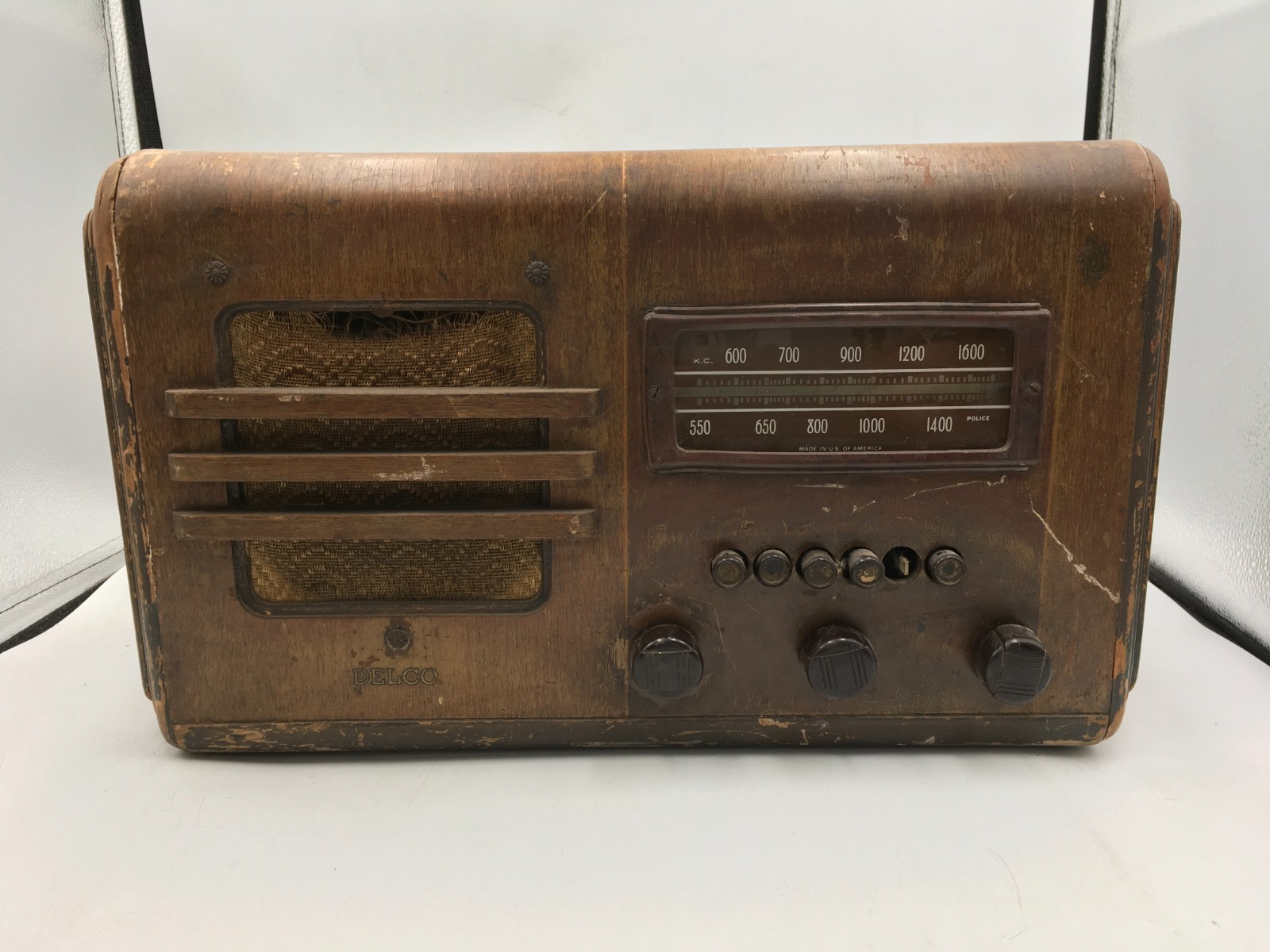 ANTIQUE 1938 DELCO MODEL R-1140 TUBE RADIO WOODEN POWERS ON NEEDS WORK READ RS