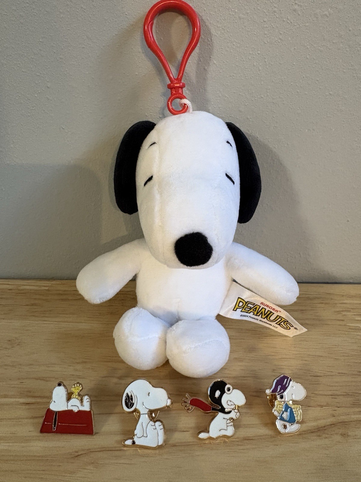 Peanuts Snoopy Combo : Small Stuffed Animal & 4 Snoopy Brooch Metal Pin