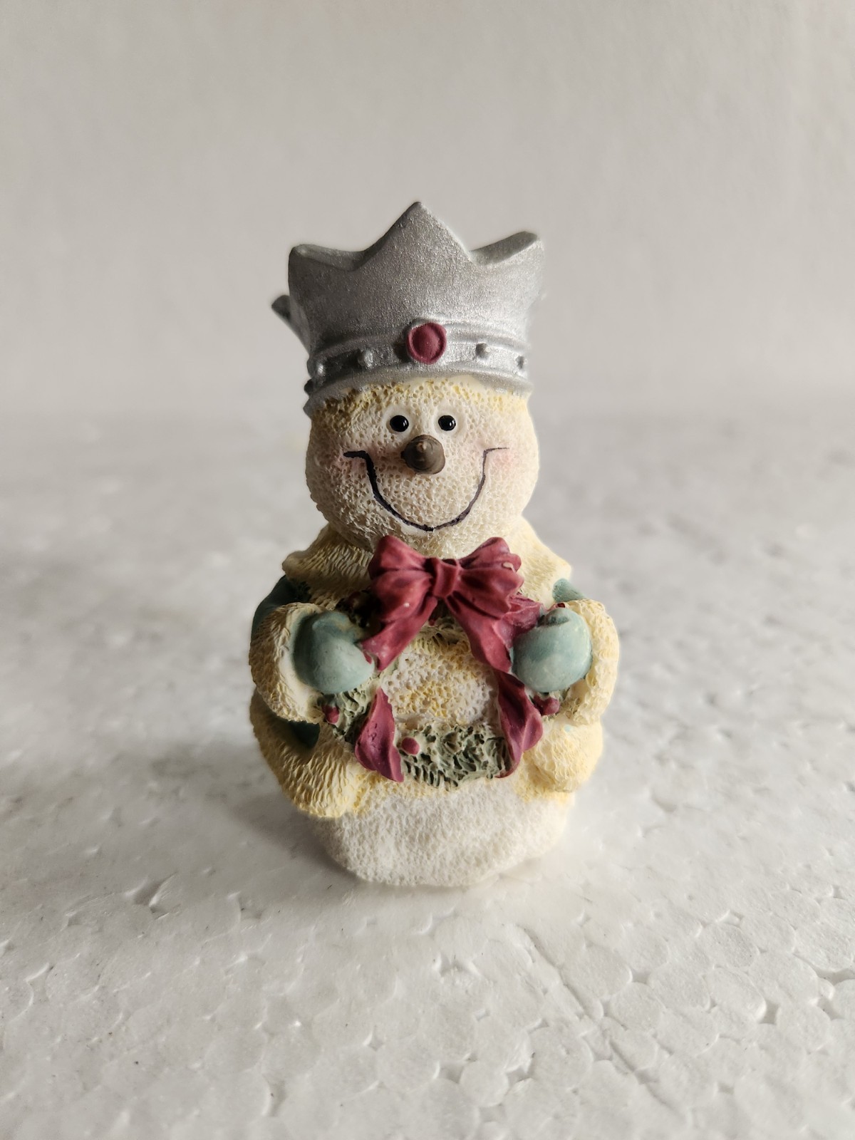 3″ Tall Snowman Figure Christmas Decoration Wearing Crown & Holding Wreath Resin