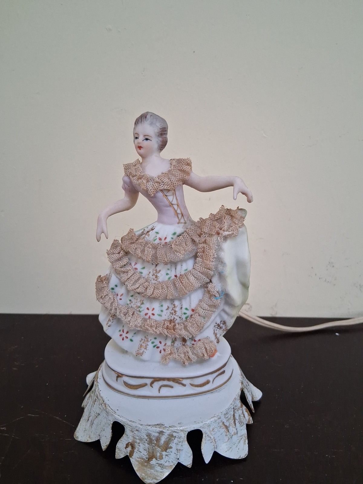 Vintage Underwriter’s Laboratories Portable Lamp Porcelain Lady Figurine