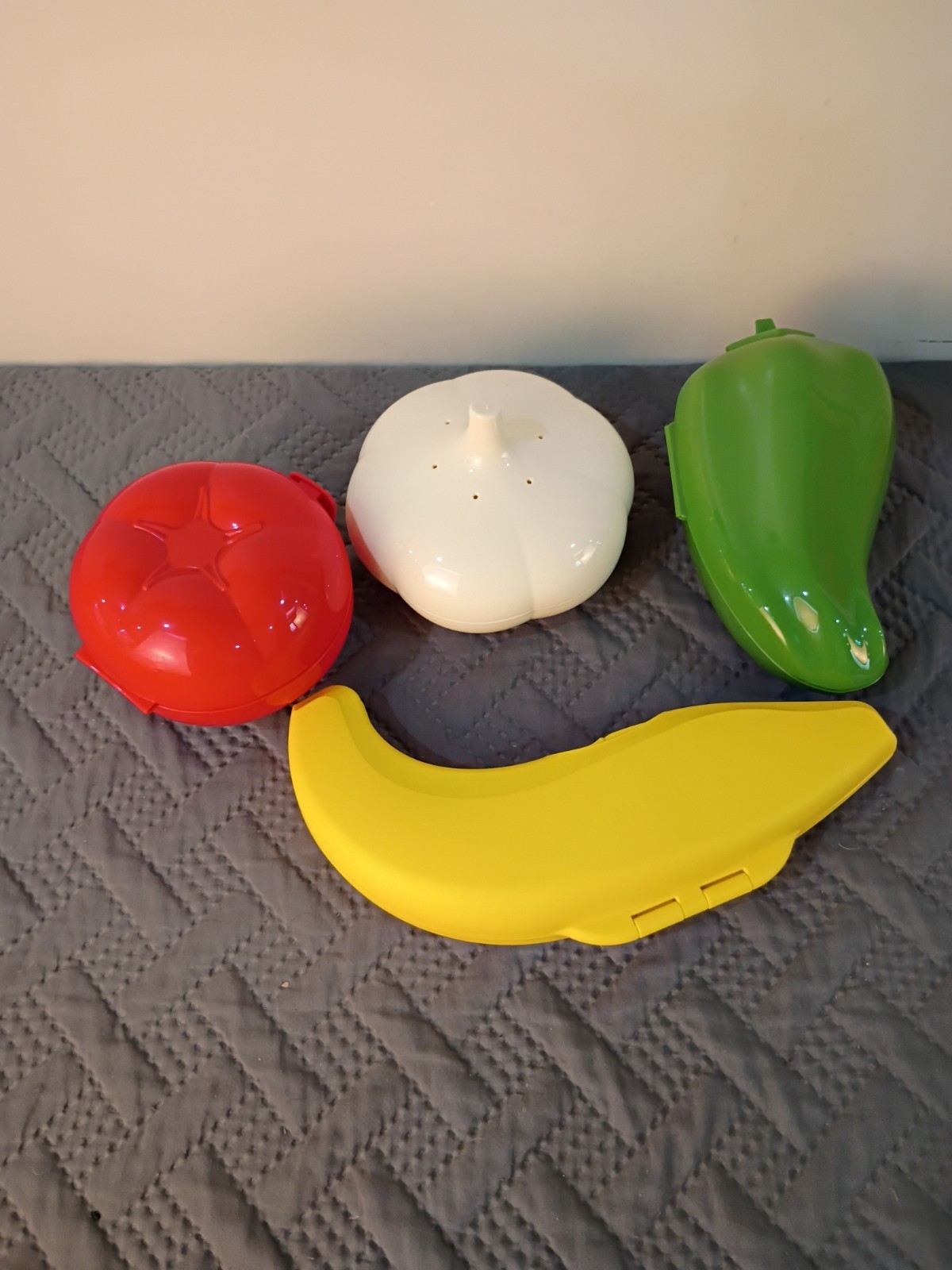 Tupperware Fruit Vegetable Keeper Set of 4 Tomato Garlic Jalapeno Banana