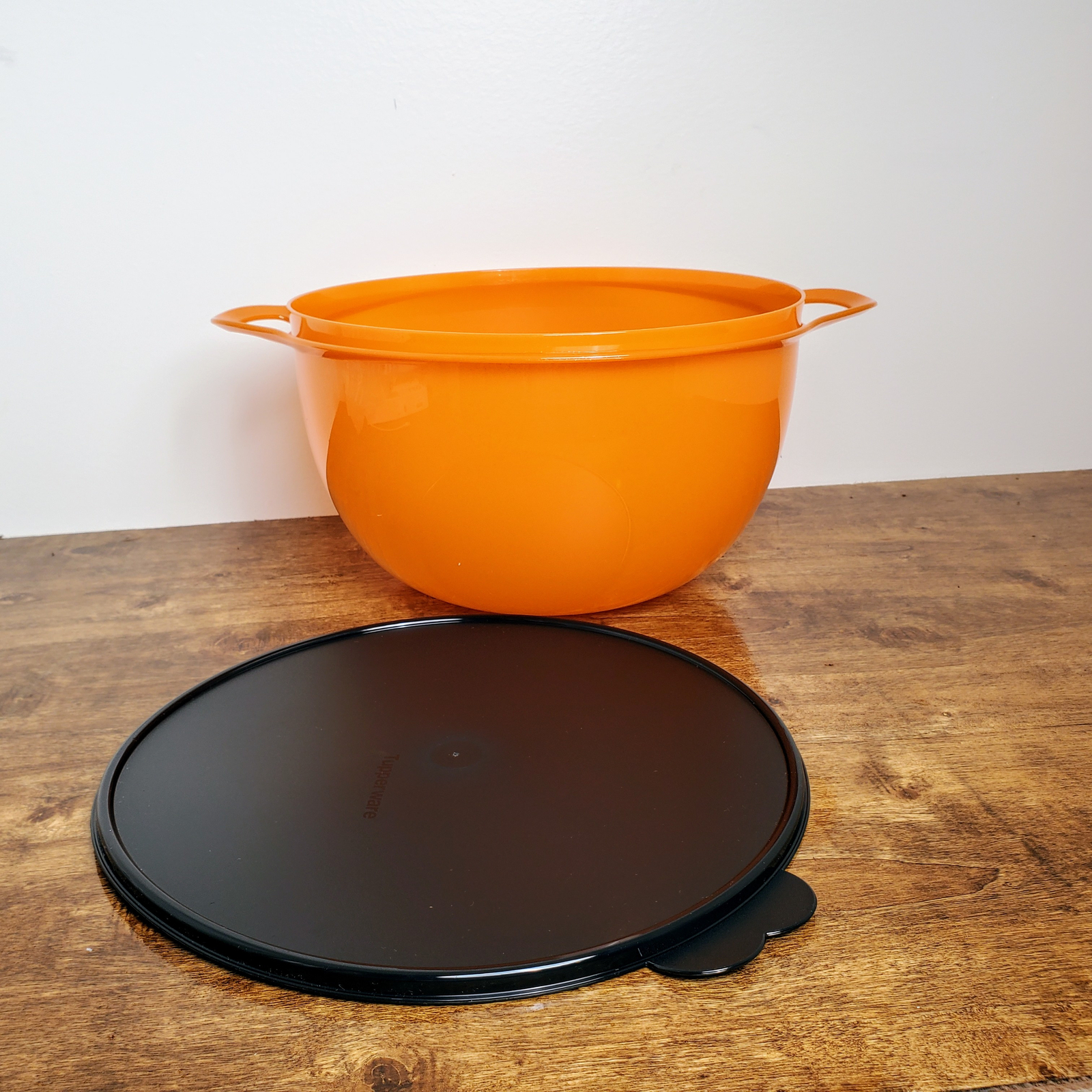 New TUPPERWARE Large Mega Glitter THATSA Bowl Orange, Black Seal 42 cup #5377