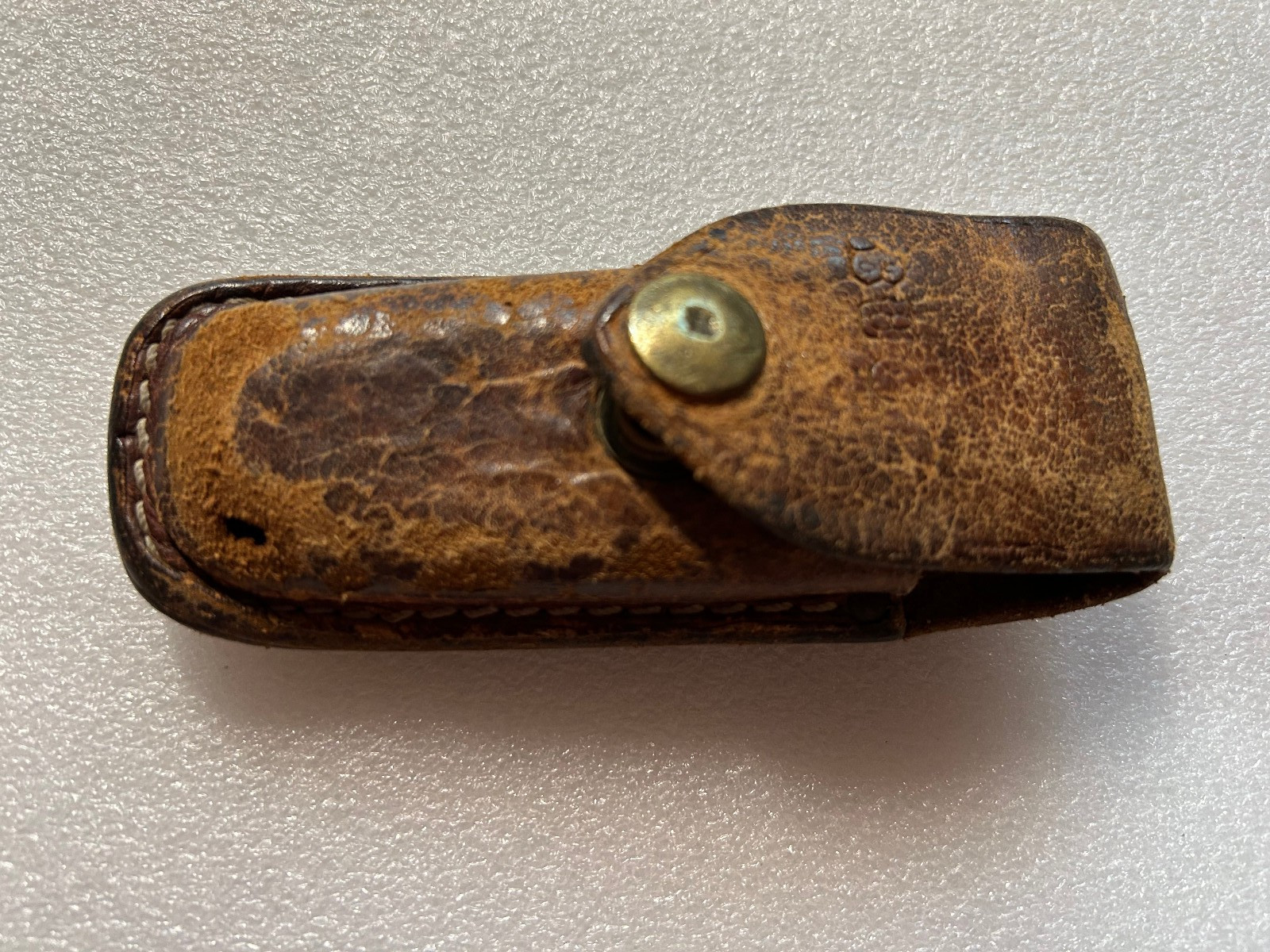 BUCK Folding Knife Leather Pouch. Snap close 1 7/8 in. Belt loop ROUGH