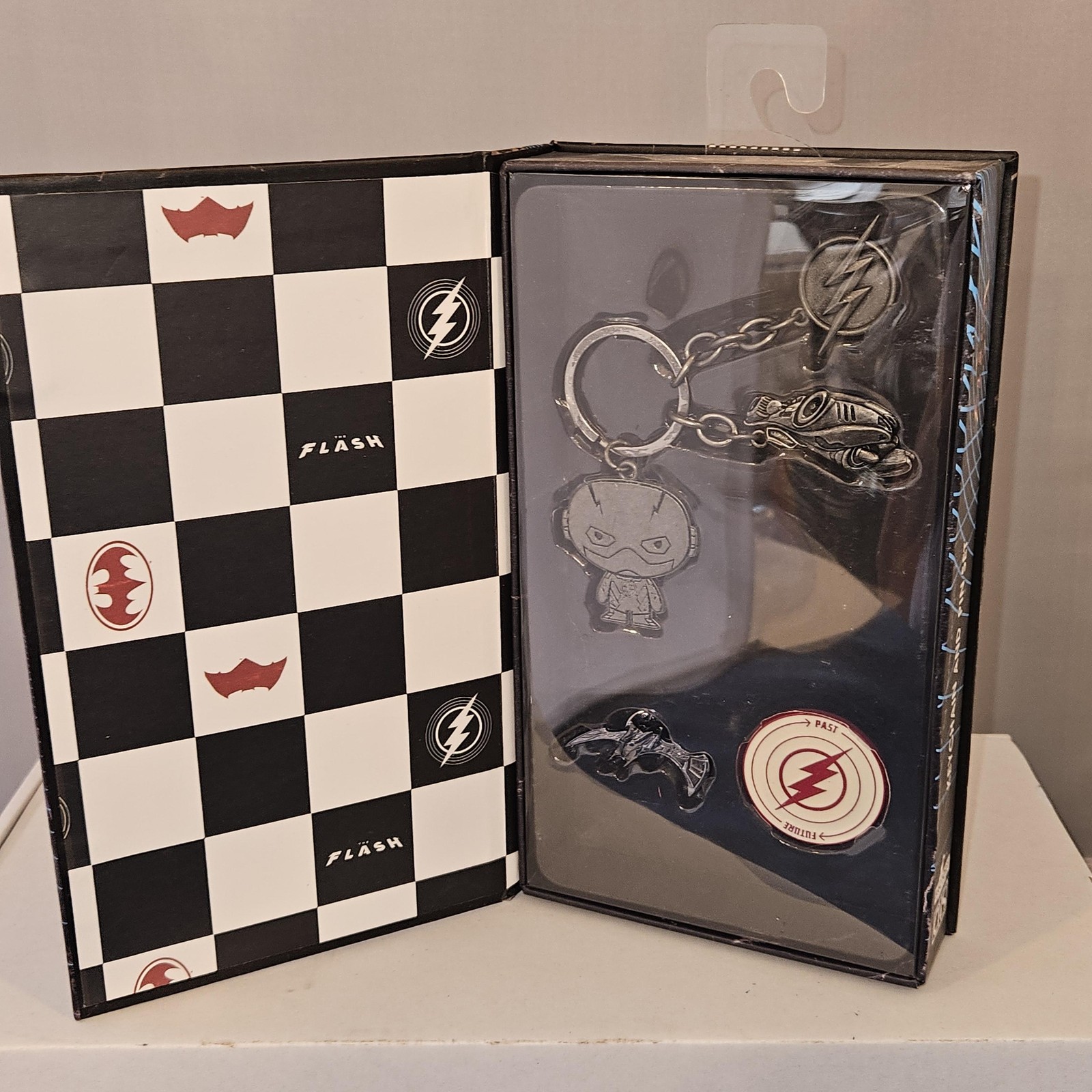 Factory Entertainment Flash Batman Keychain & Pin Set Silver CHS Exclusive DC