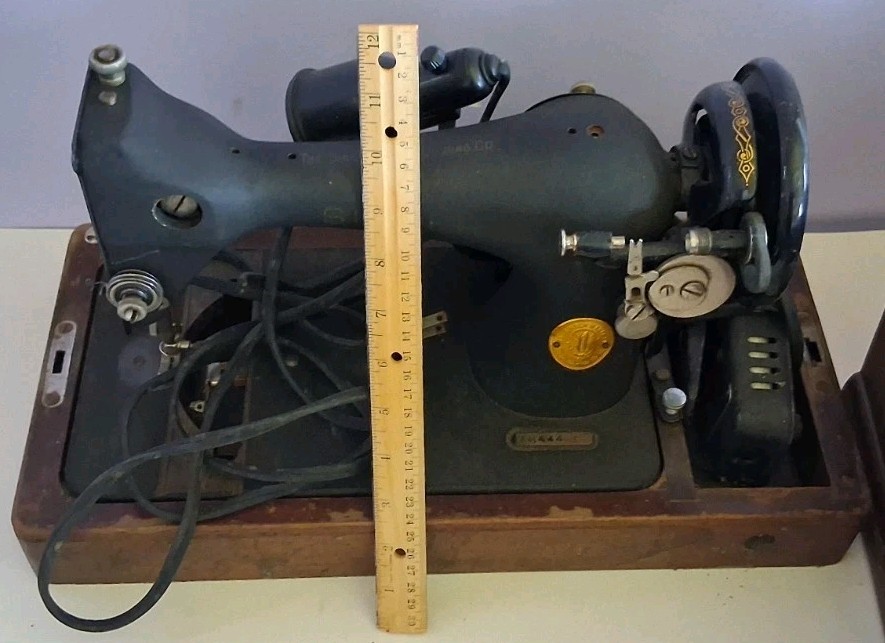 1940’s Singer Sewing Machine w/ Bentwood Case / Cord Is Not Attached But Include