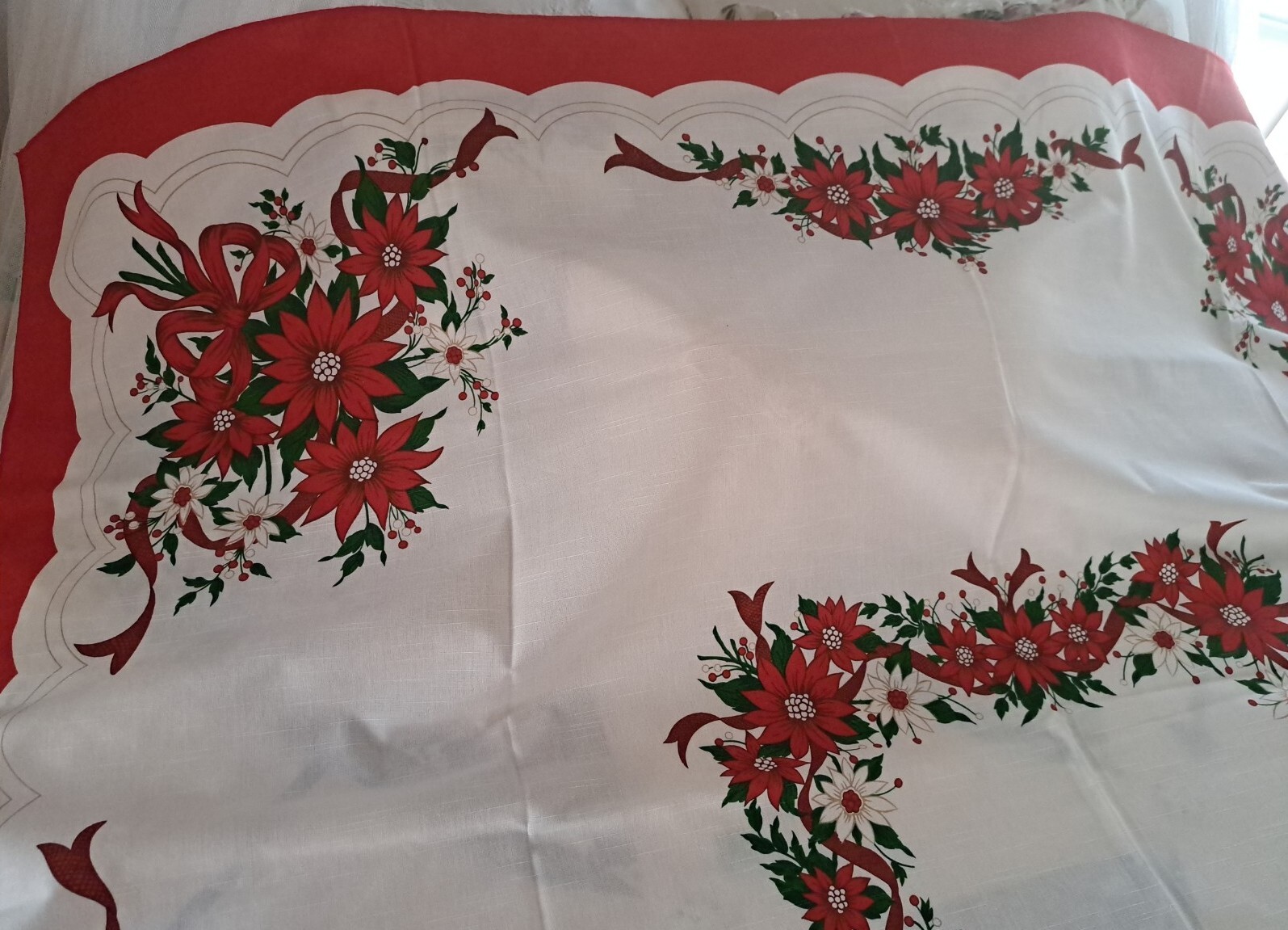Christmas Tablecloth Poinsettia Garland Approx. 62″x 106″ Polyester Cotton Blend