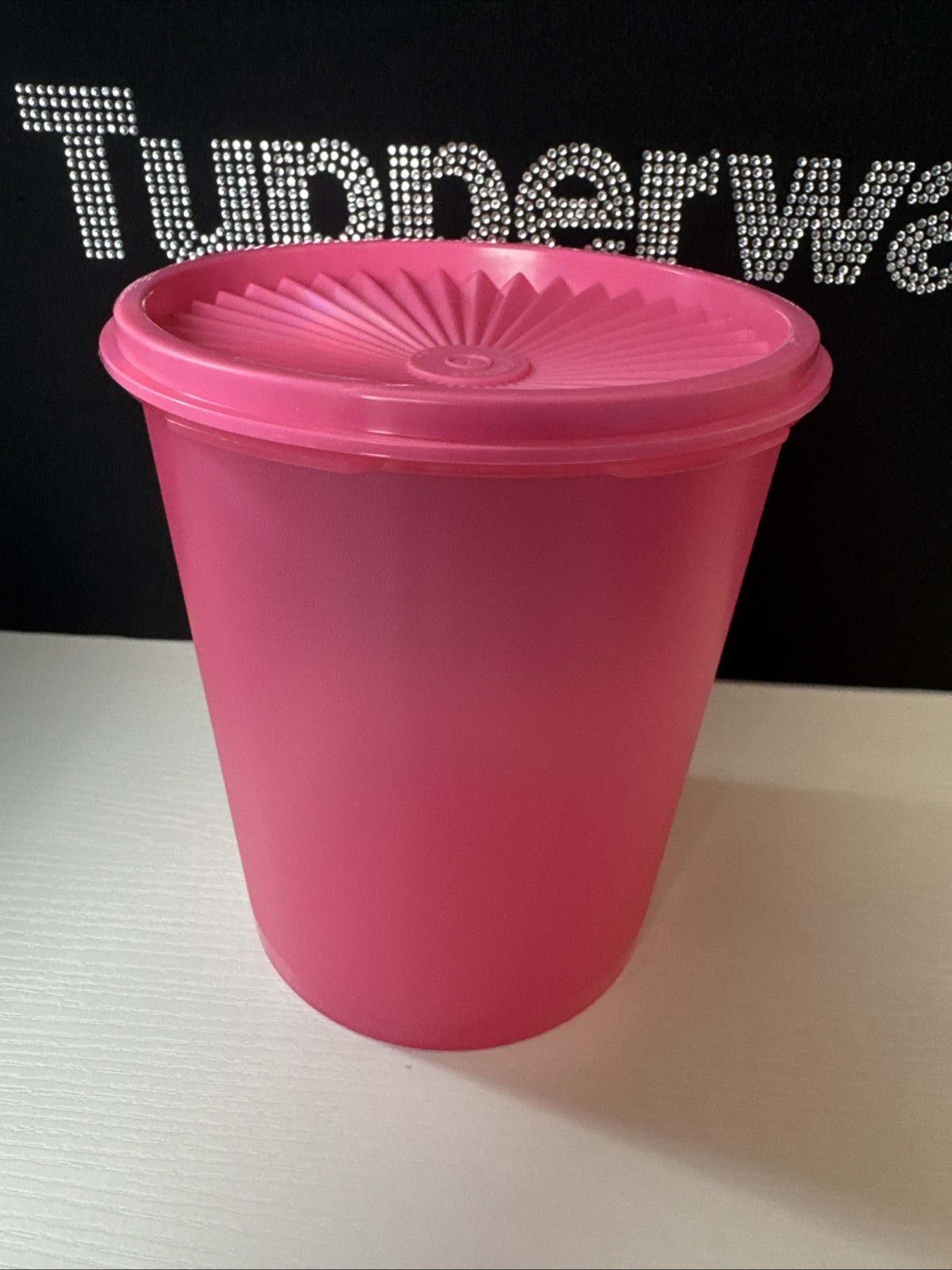 Tupperware Servalier Canister 8.5 cup / 1.8L Bight Sheer Pink Matching Seal New