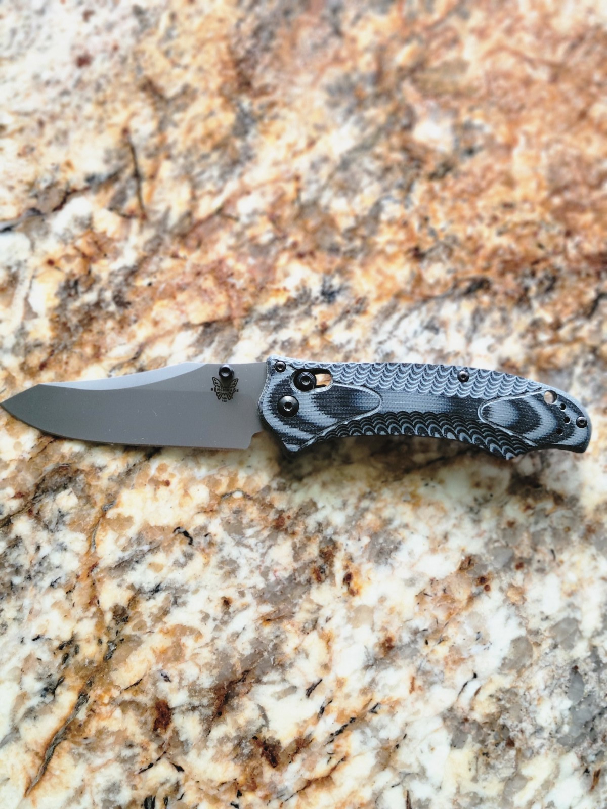 Benchmade 950 Osborn Rift Gray / Black AXIS 3.67″ 154 CM Plain Edge
