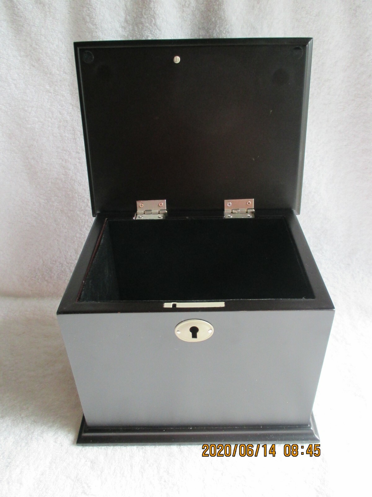 Vintage Things Remembered Wood Keepsake Box 8-3/4″L x 6-3/4″W x 6-1/2″H No Key