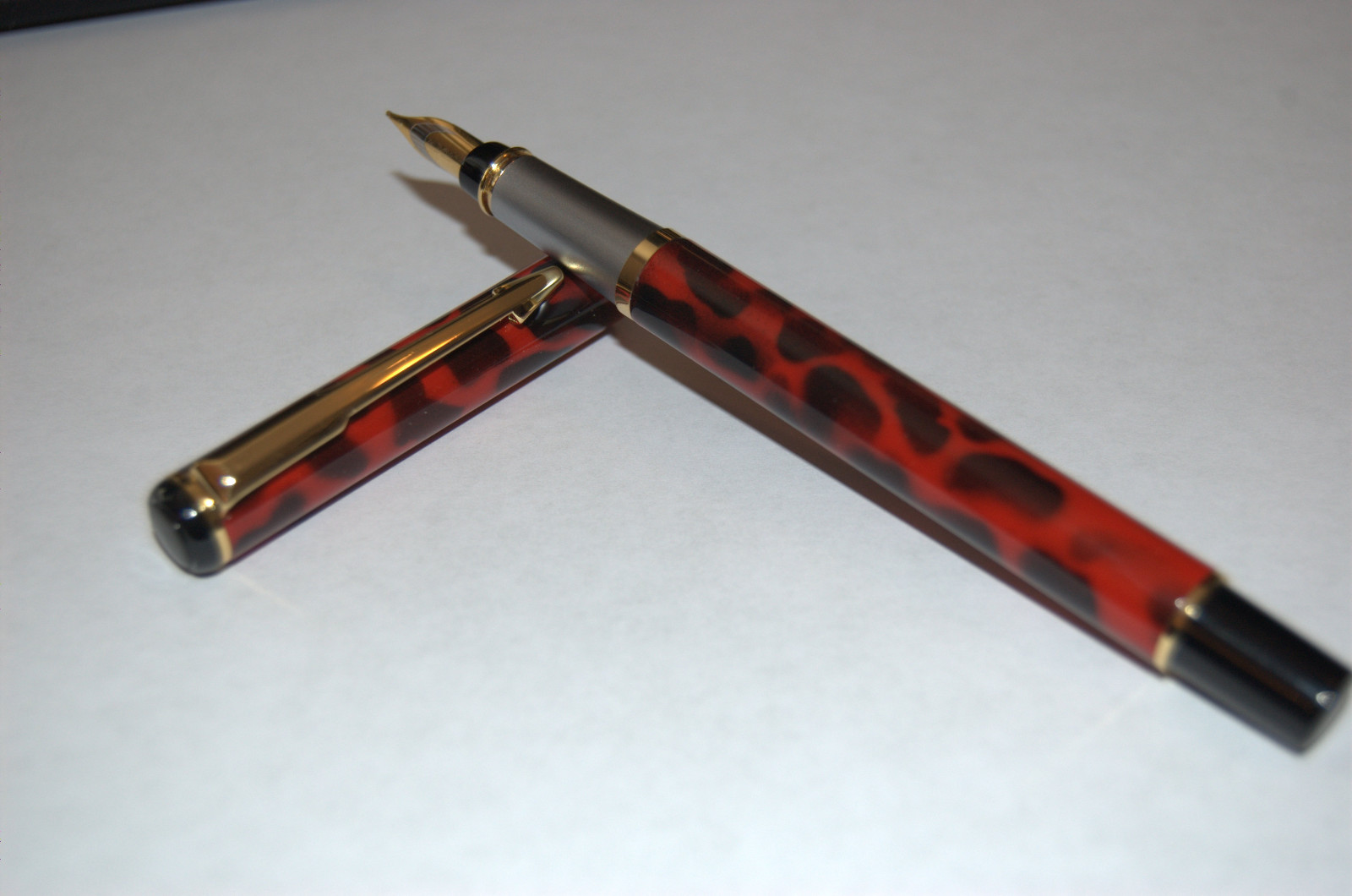 BAOER 801 Fountain Pen, Red/Black with 5 ink cartridges. Free Shipping!
