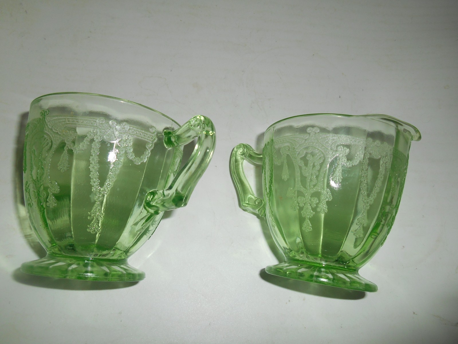 Nice Anchor Hocking Uranium Green Cameo Ballerina Footed Sugar & Creamer Set