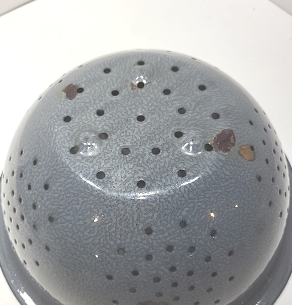 Vintage Enamelware – Granitware Gray Colander 11.125” Dia x 4.75″ Tall