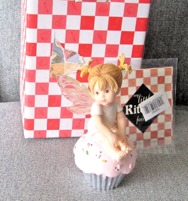 My Little Kitchen Fairies figurine 106957 – Cupcake Sweetie Fairie – On Cupcake