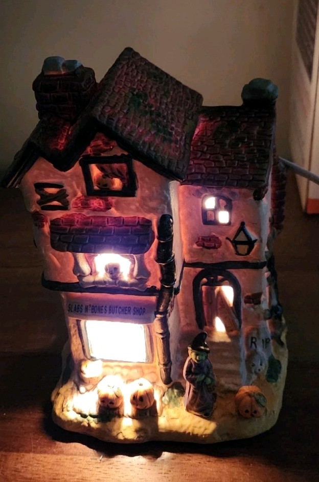 Halloween SPOOKYSIDE ESTATES Lighted Village Butcher Shop Haunted House EUC Box