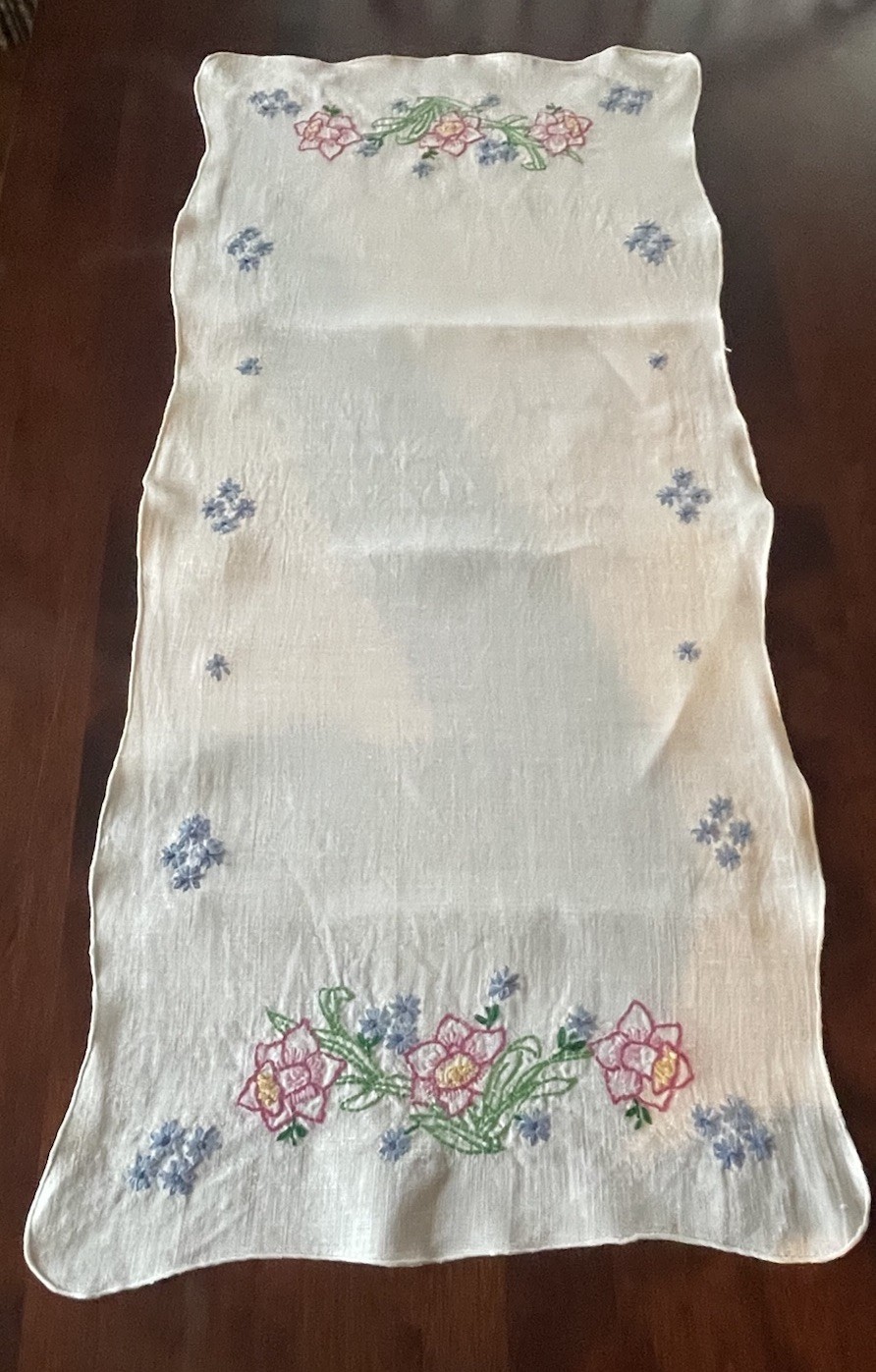 Vintage Hand Embroidered Linen Dresser/ Table Scarf Runner 32.5″ x 15.5″