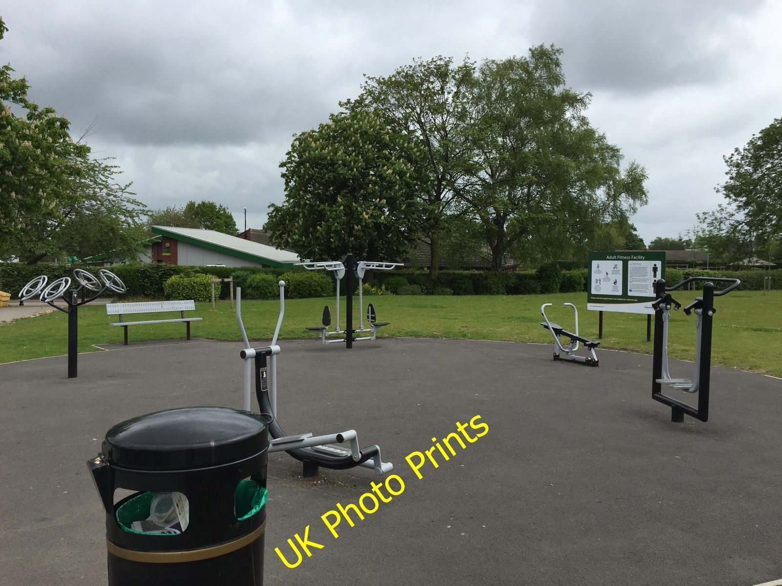Photo 12×8 Alsager: adult fitness facility Adjacent to the children's c2015