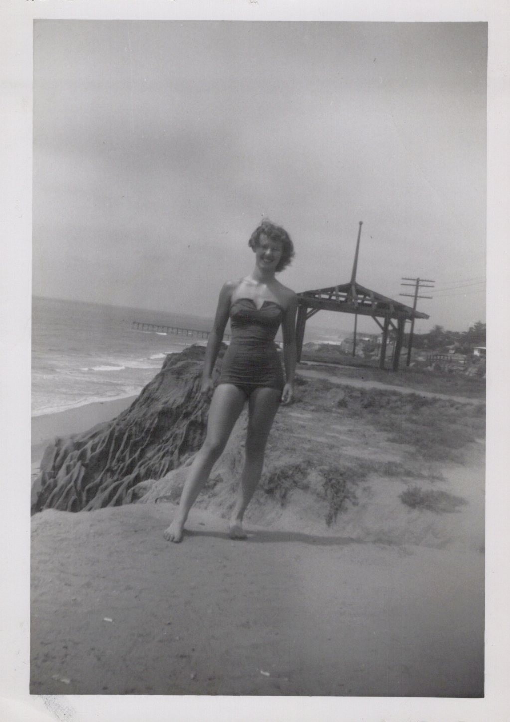 PRETTY WOMAN IN BATHING SUITS ON BEACH VINTAGE AMATEUR FOUND 3×4 PHOTO 1940’s #A