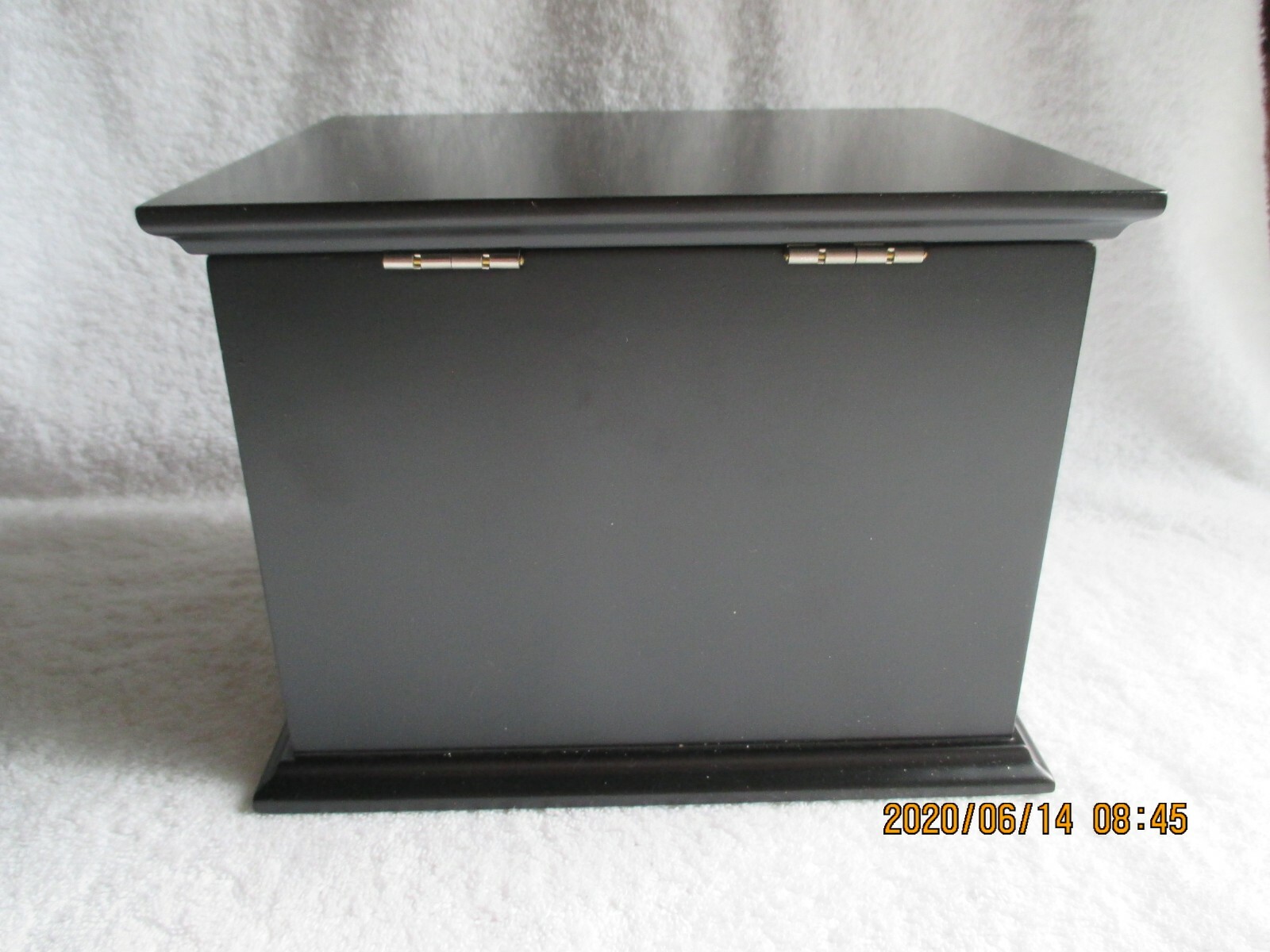 Vintage Things Remembered Wood Keepsake Box 8-3/4″L x 6-3/4″W x 6-1/2″H No Key