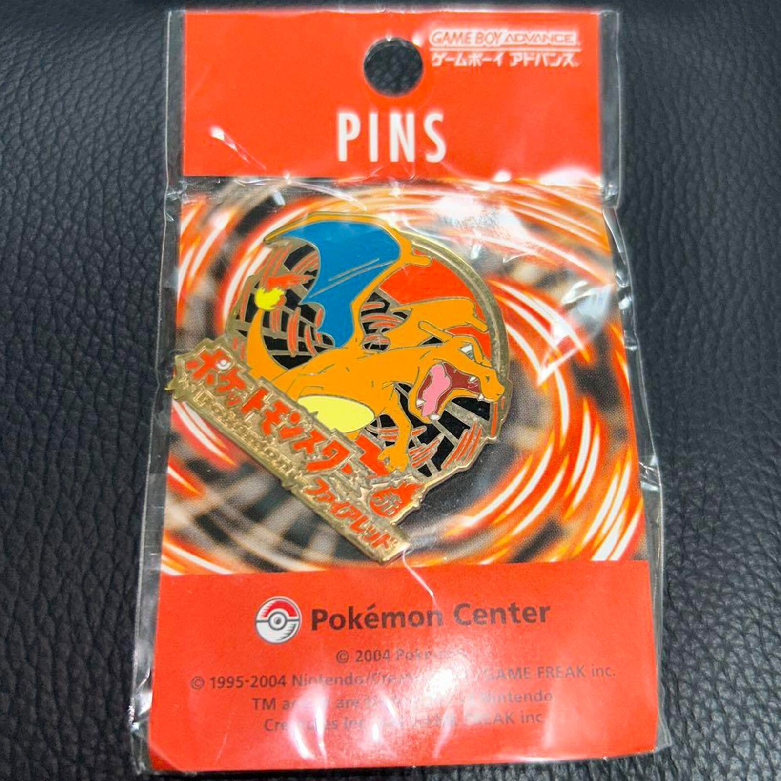 Pokémon Center GAME BOY ADVANCE Pokémon Fire Red Charizard Lizardon PINS New