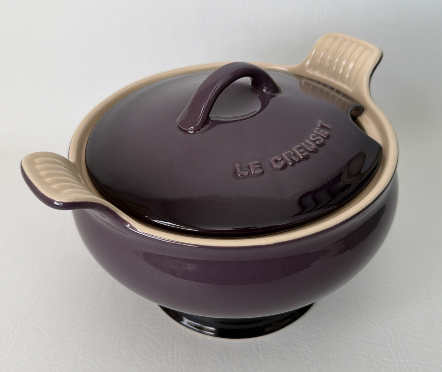 Le Creuset Soupiere Soup Tureen 3 Qt/2.3L Cassis Purple -NEW store display