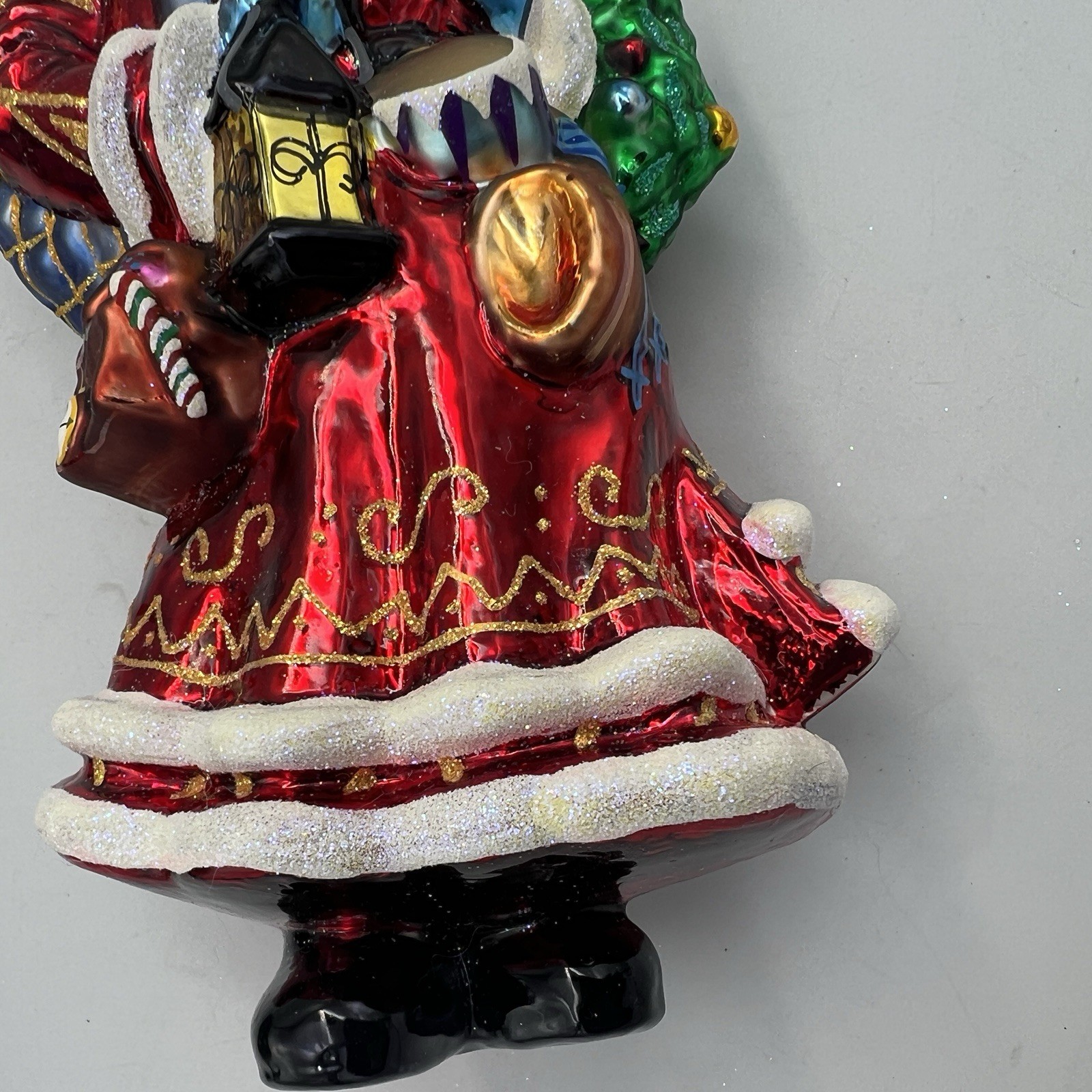 Christopher Radko – Big And Bountiful #02-0472-0 Santa Holding Wreath 2002