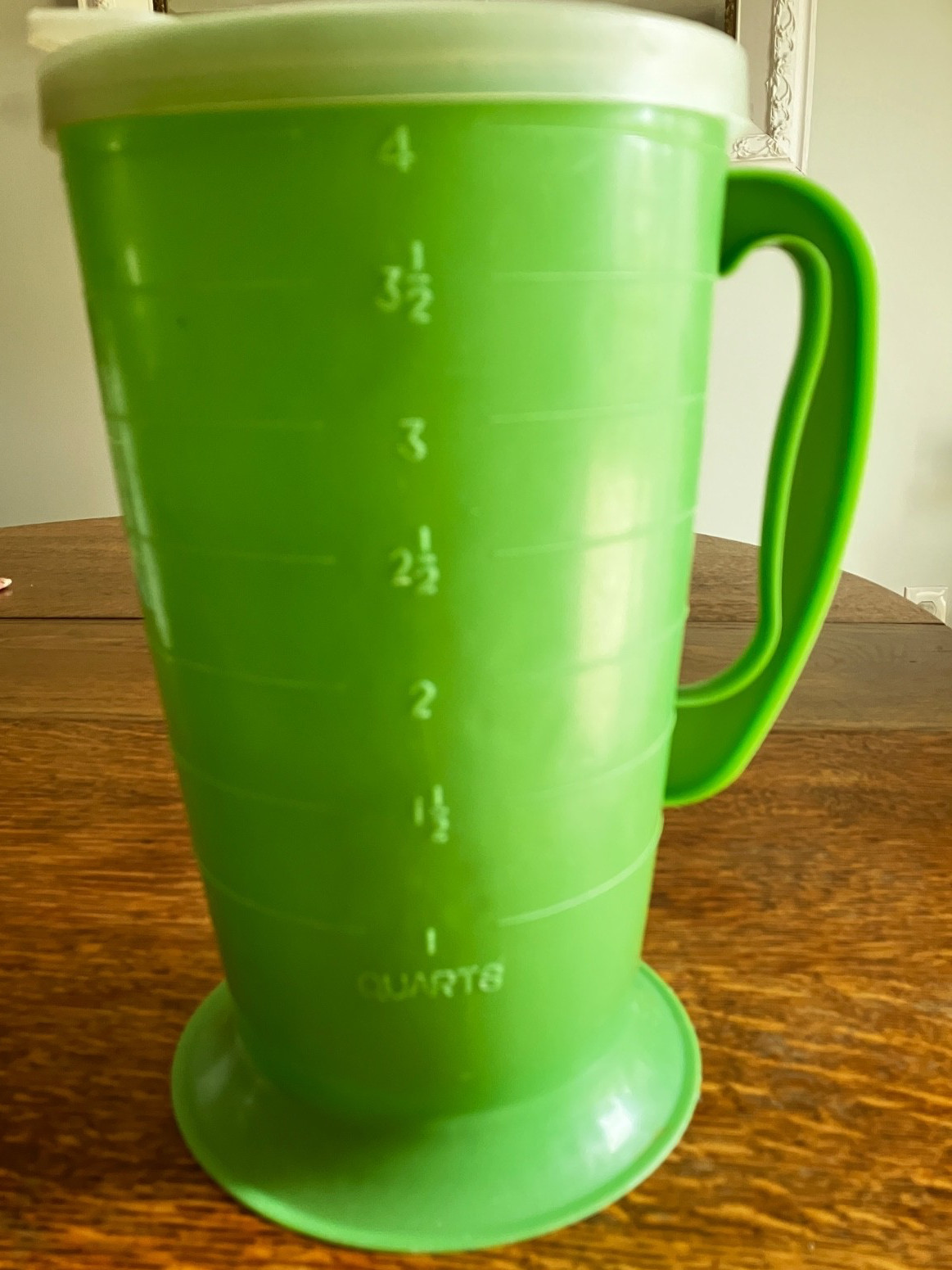 VTG MCM Retro Plastic Pitcher w Raised Measure Lines & Lid 4 qt/128 oz