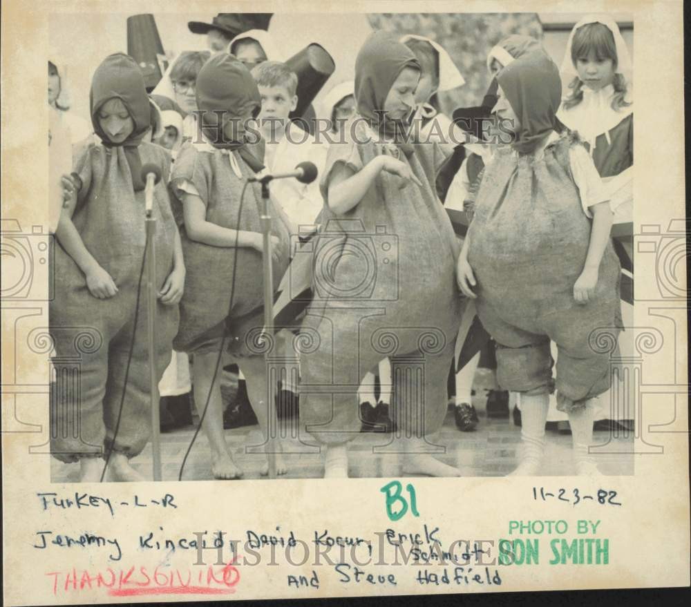 1982 Press Photo David Kocur & friends dressed as turkeys at Thanksgiving event
