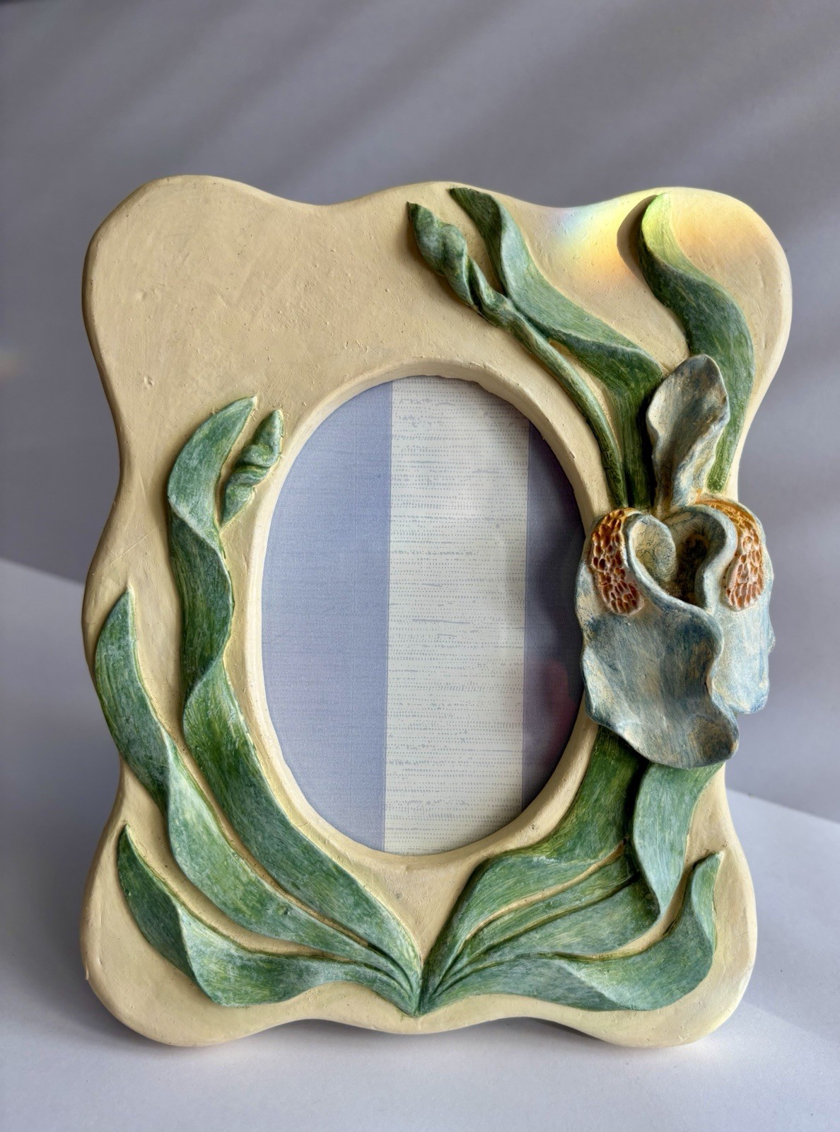 Vtg Resin Hand Painted Blue & Cream Iris Photo Picture Frame 3.5 X 5” Oval 3D