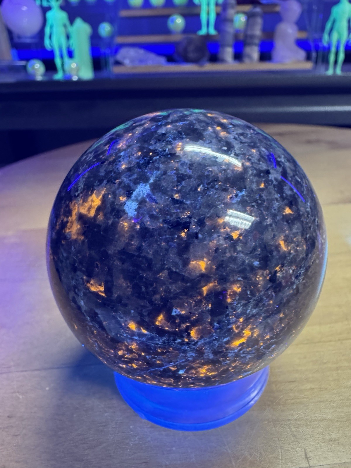 7368 Yooperlite Polished Sphere Uv Reactive 64mm 2.6”DIA Wt. 13 Oz.