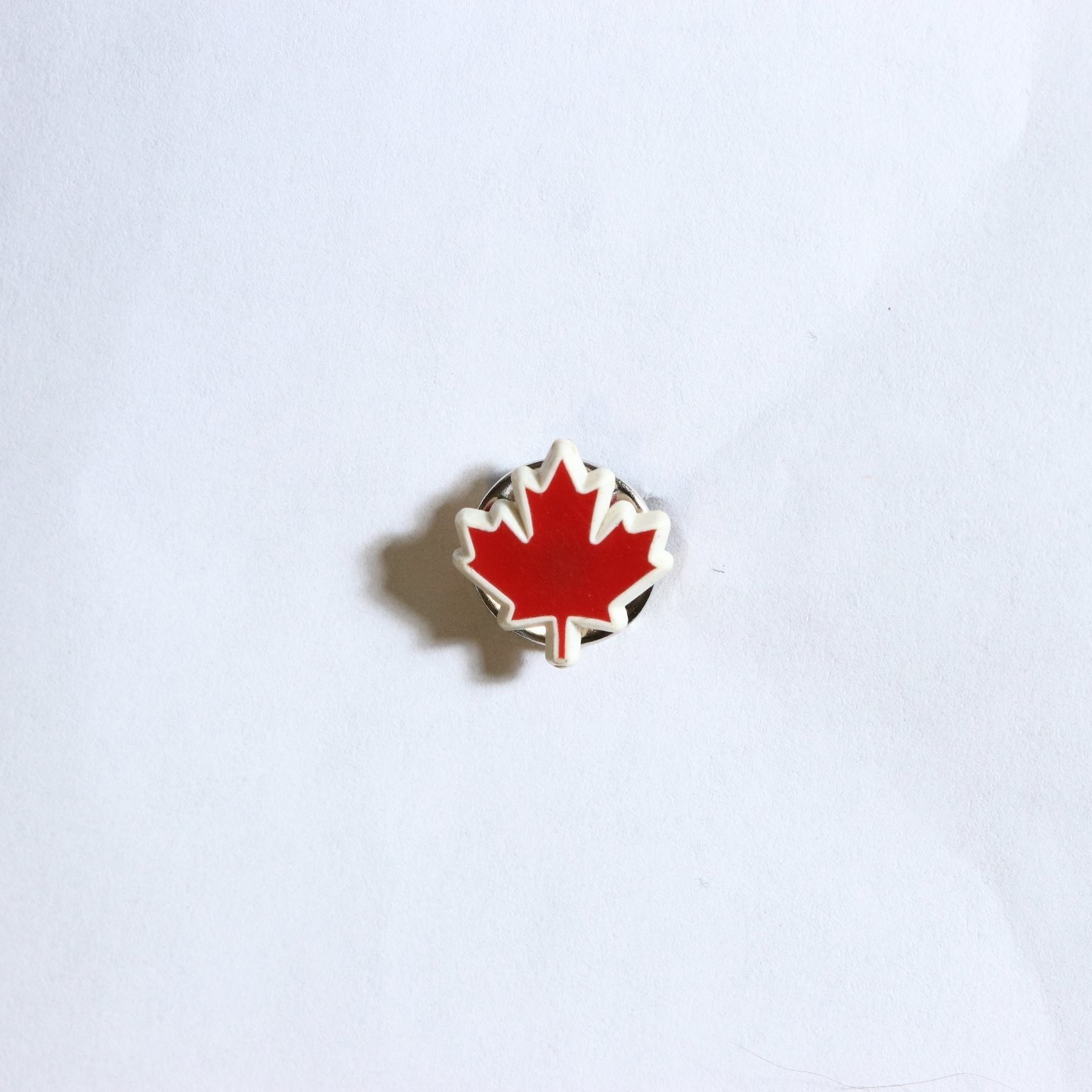 Canada Canadian Maple Leaf Lapel Hat Bag Pin Tourist Souvenir Plastic Red White