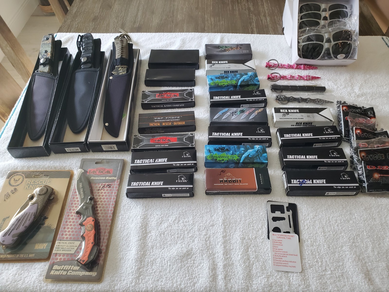 Estate Sale – Collection Of Hunting Knifes – Blades – And Kubotan
