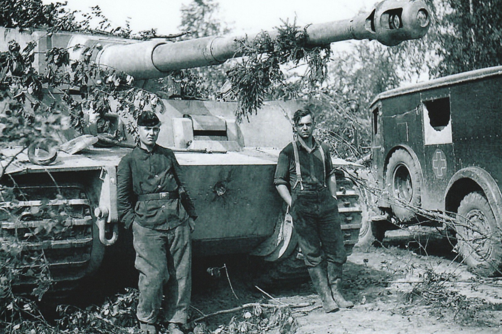 WW II – German Photo — TIGER TANK I + Crew