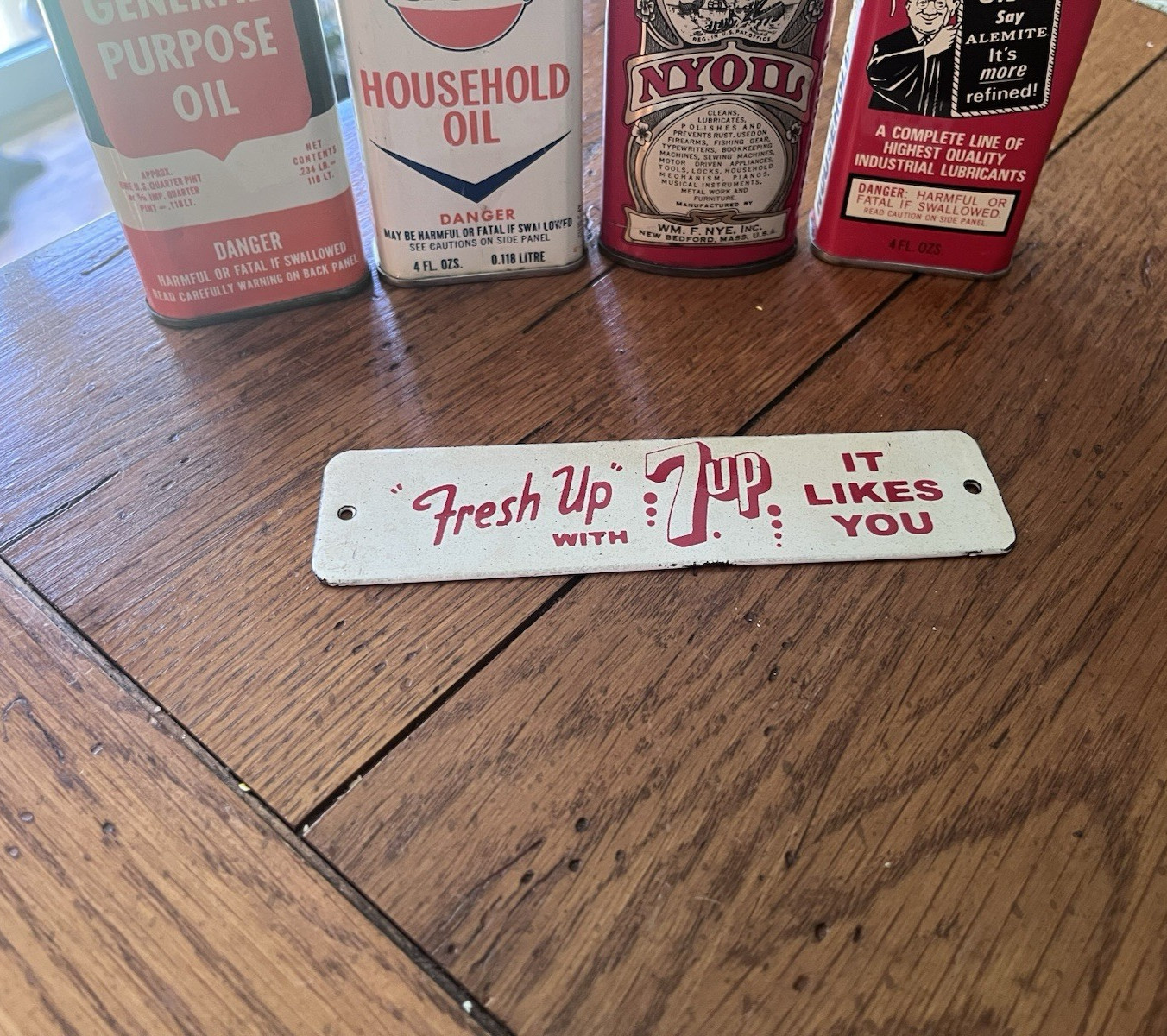NICE PORCELAIN “FRESH UP” WITH 7UP IT LIKES YOU METAL CRATE TAG
