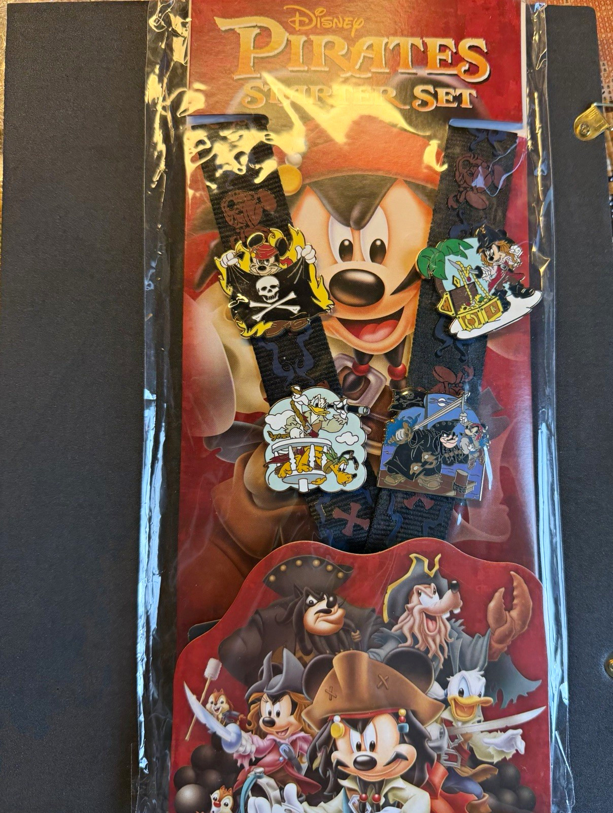 Disney Pirates starter set lanyard and 4 pins.